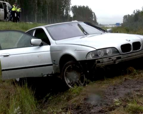 Под Кекавой водитель BMW попал в аварию из-за аквапланирования во время сильного дождя