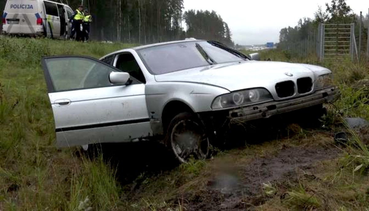 Под Кекавой водитель BMW попал в аварию из-за аквапланирования во время сильного дождя