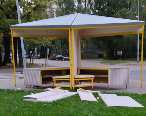 Подросток повредил навес в Даугавгриве, восстановление оценено в 700 евро
