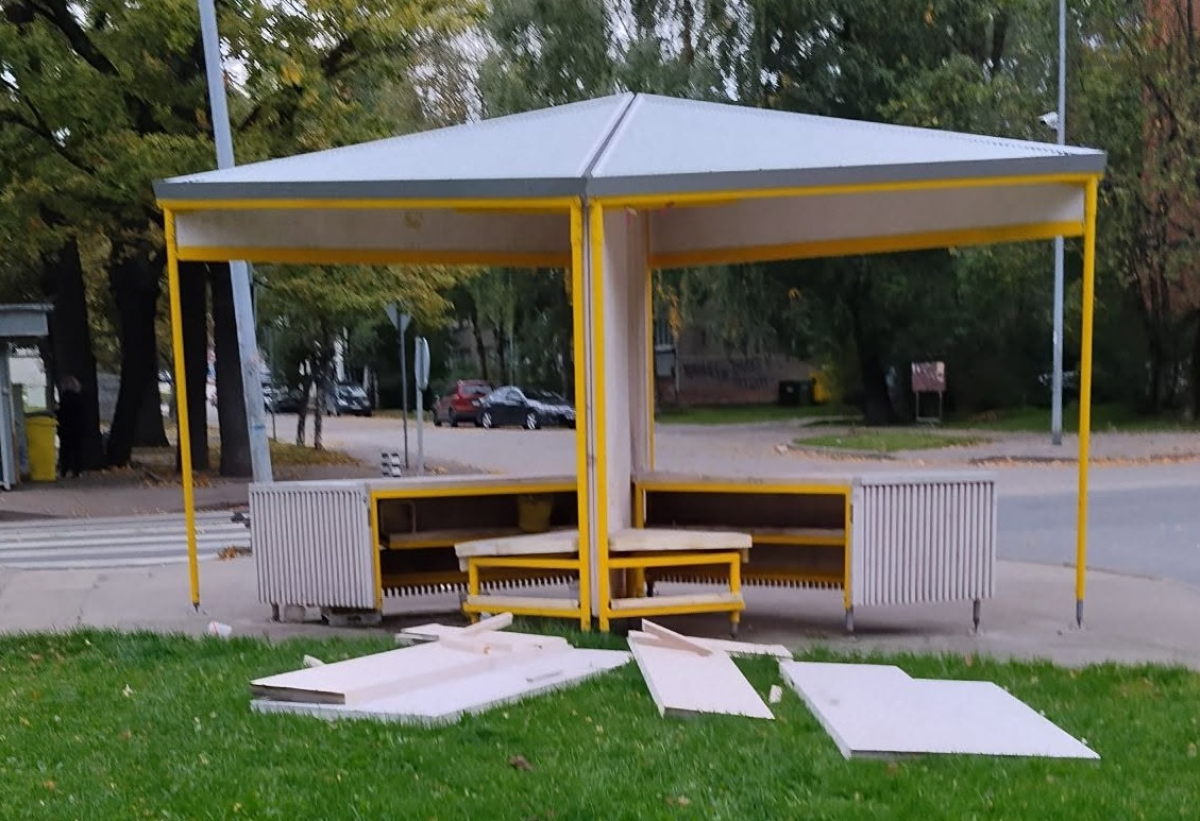 Подросток повредил навес в Даугавгриве, восстановление оценено в 700 евро