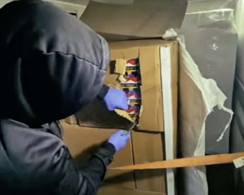 Полицейские Латвии задержали мужчину с 650 000 нелегальных сигарет и огнестрельным оружием