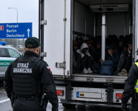 Польша задержала 34 мигранта, просивших убежища в Латвии, в грузовике на пути в Германию