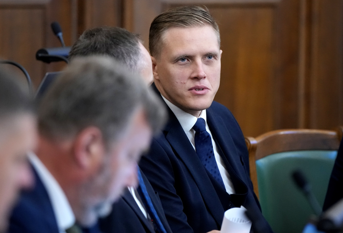Премьер-министр Кулбергс извинился перед главой МВД Домбравой за резкие высказывания