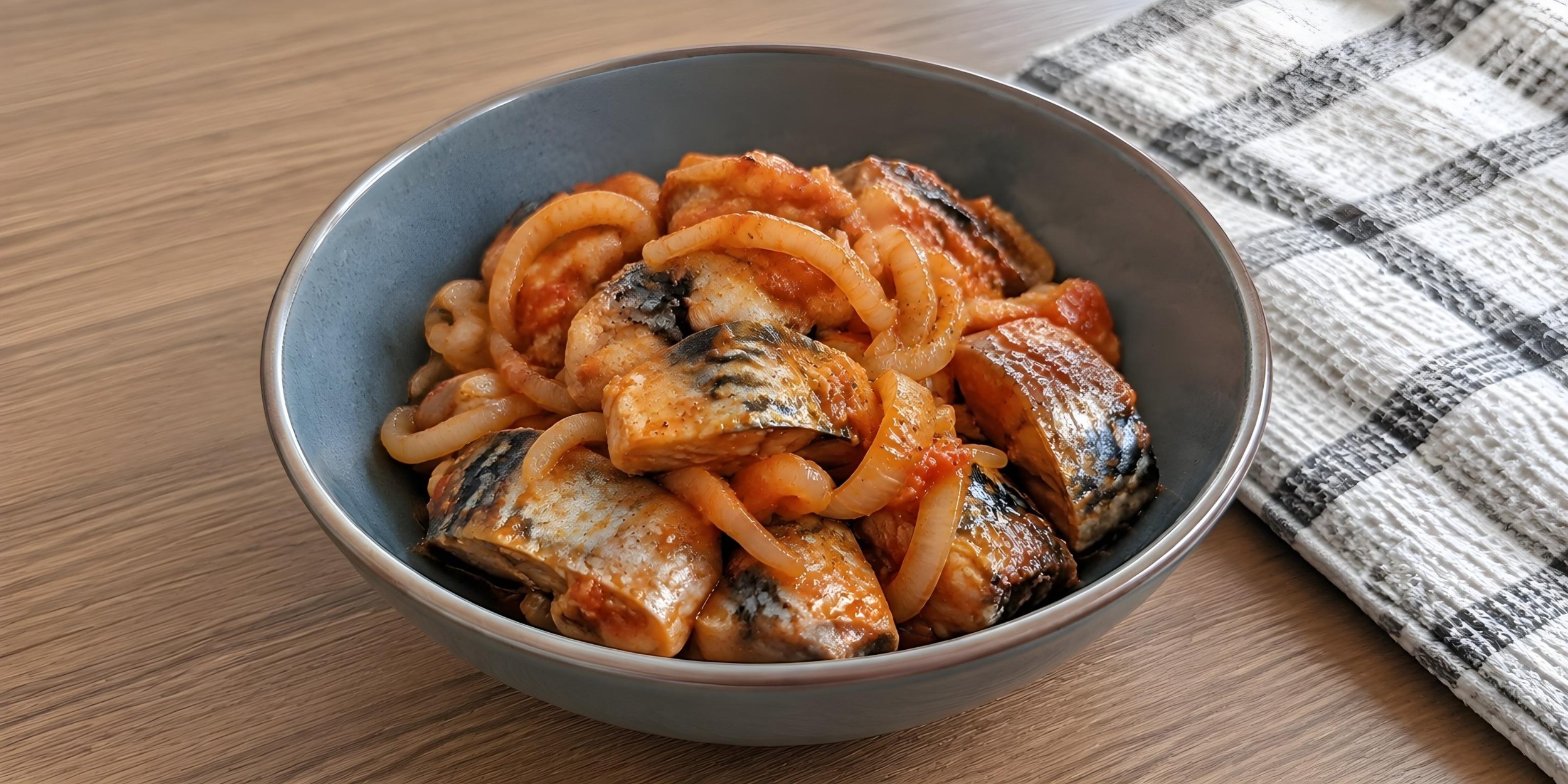 Пряная скумбрия по-корейски с луком: рецепт приготовления