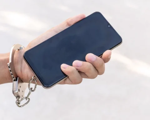 Психологи назвали признаки зависимости от смартфонов и её влияние на жизнь человека