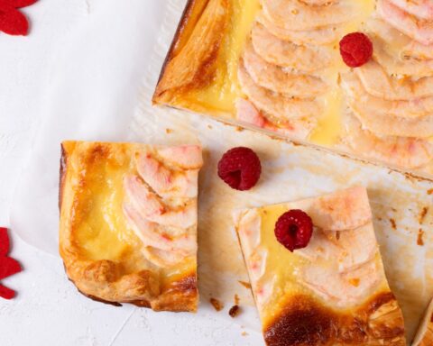 Слоёный пирог с яблоками и заварным кремом