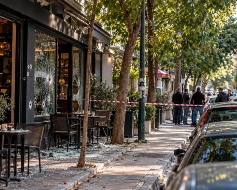 В Афинах вооруженные мужчины открыли огонь по кафе, ранив 10-летнюю девочку