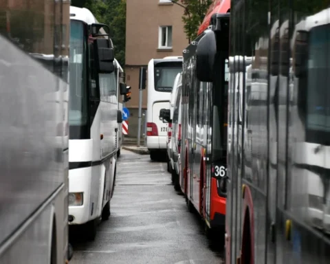 В Латвии перевозчики протестуют, приостановив работу 3000 региональных автобусов