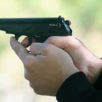 В Лиепае неизвестный обстрелял городской автобус, полиция начала уголовное дело