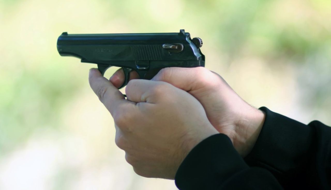 В Лиепае неизвестный обстрелял городской автобус, полиция начала уголовное дело