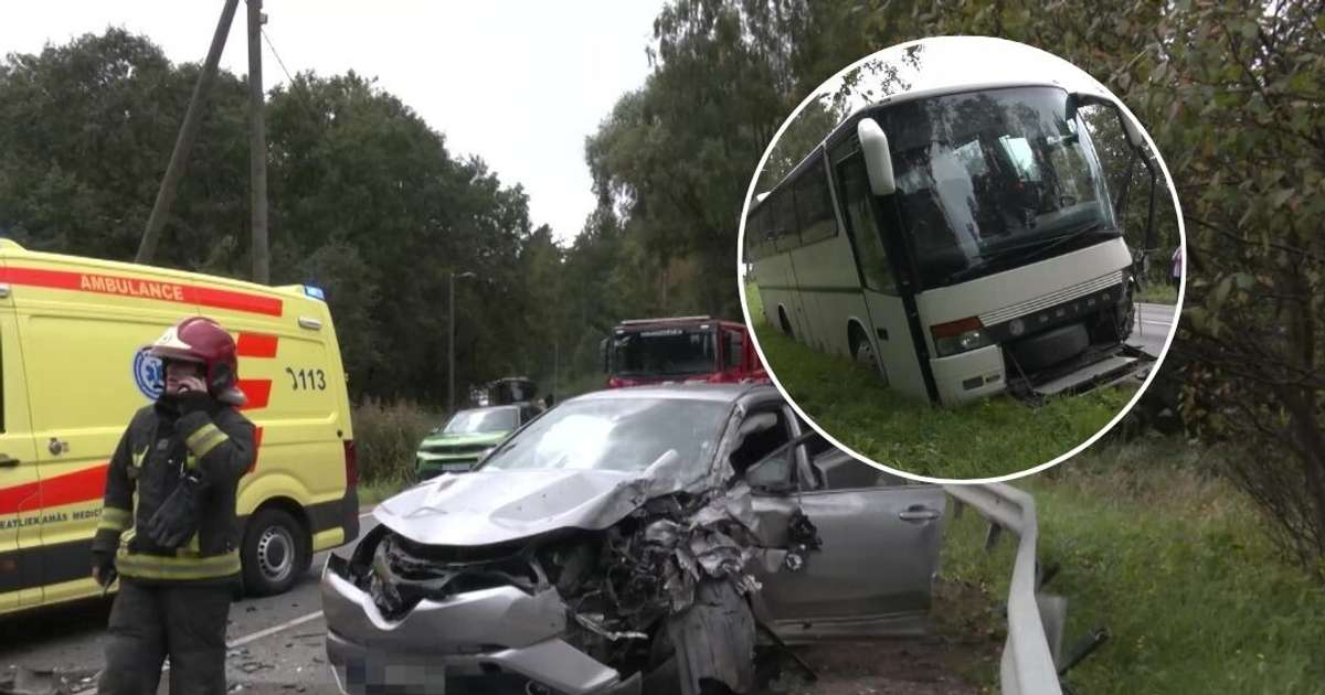 В Риге автобус столкнулся с Toyota: один водитель госпитализирован
