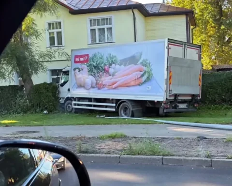 В Риге грузовик Rimi врезался в забор, водитель без прав и с плохим самочувствием
