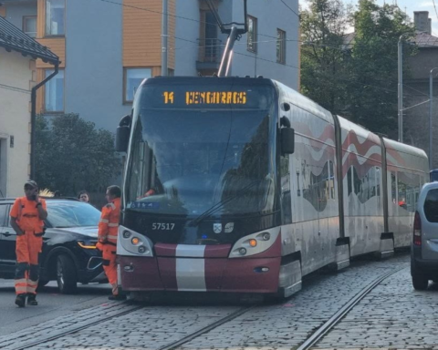 В Риге трамвай столкнулся с легковым автомобилем, пострадавших нет