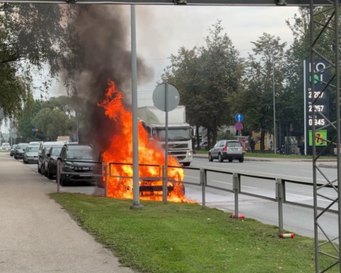 В Риге женщина едва не пострадала, когда загорелся ее автомобиль при движении