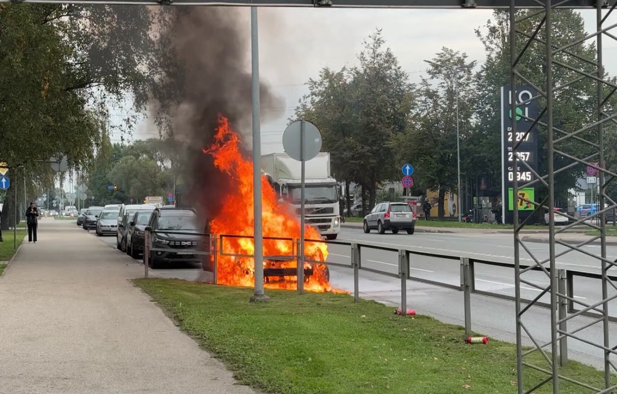 В Риге женщина едва не пострадала, когда загорелся ее автомобиль при движении