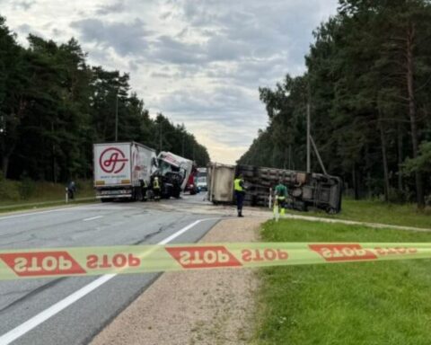 В Салацгриве два грузовика столкнулись, движение по Таллиннскому шоссе ограничено