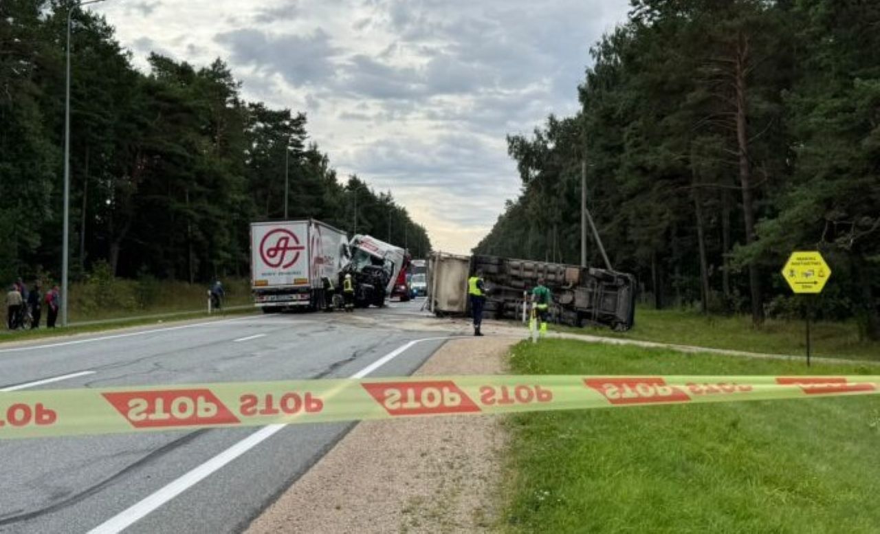 В Салацгриве два грузовика столкнулись, движение по Таллиннскому шоссе ограничено