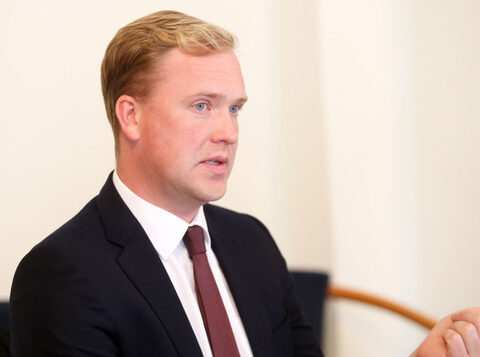 Виктор Валайнис предложил заморозить зарплаты депутатов Сейма из-за их высокого уровня