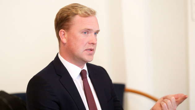 Виктор Валайнис предложил заморозить зарплаты депутатов Сейма из-за их высокого уровня