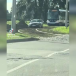 Водитель Audi застрял на трамвайных путях в Риге, задержав движение общественного транспорта