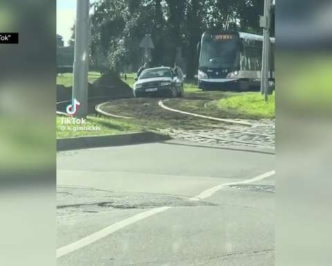Водитель Audi застрял на трамвайных путях в Риге, задержав движение общественного транспорта