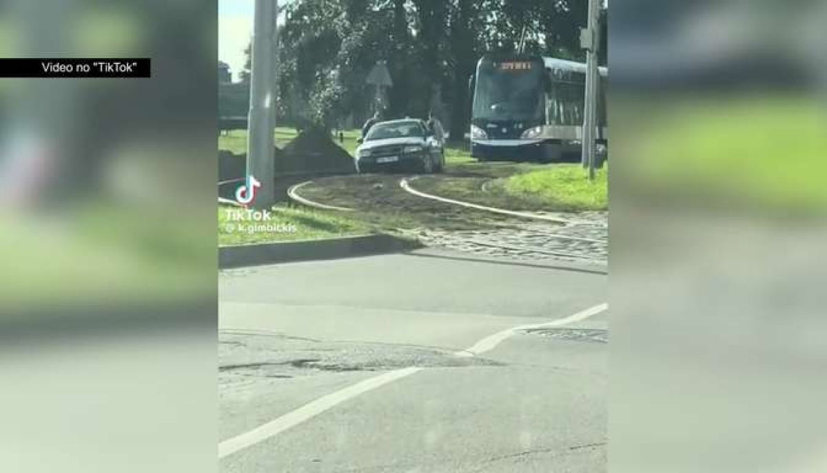 Водитель Audi застрял на трамвайных путях в Риге, задержав движение общественного транспорта