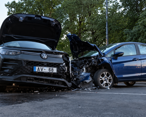 Водитель автомобиля Ford с признаками недомогания стал виновником ДТП в Риге