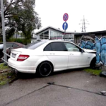 Водитель Mercedes на тест-драйве в Дарзциемсе столкнулся со стеной, есть пострадавшие