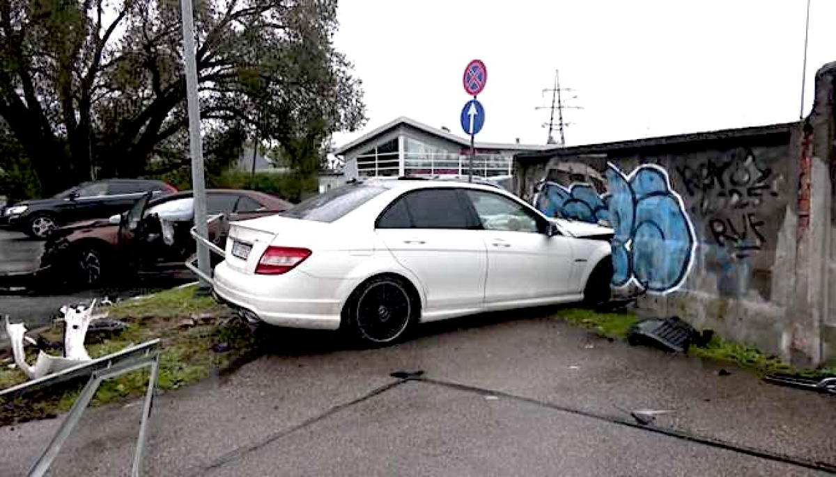 Водитель Mercedes на тест-драйве в Дарзциемсе столкнулся со стеной, есть пострадавшие