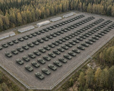 Российские базы резерва снова заполняются тяжелой техникой рядом с НАТО