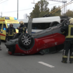 Авария на мосту Деглава: Toyota перевернулась, водитель зажат в салоне