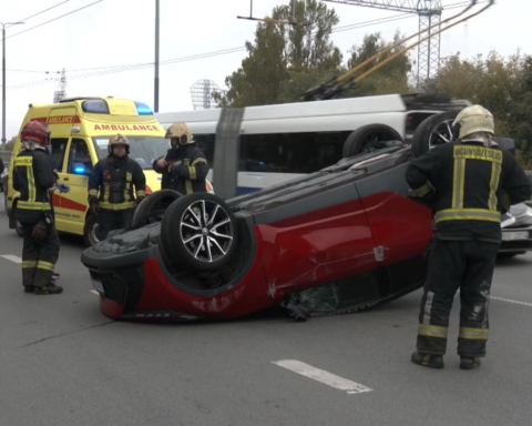 Авария на мосту Деглава: Toyota перевернулась, водитель зажат в салоне