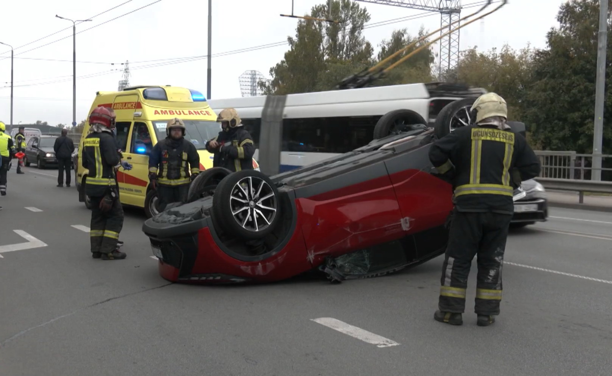 Авария на мосту Деглава: Toyota перевернулась, водитель зажат в салоне