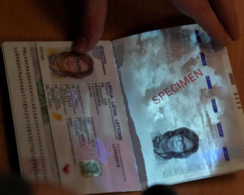 Домбрава предложил отказаться от обязательной ID-карты при получении паспорта
