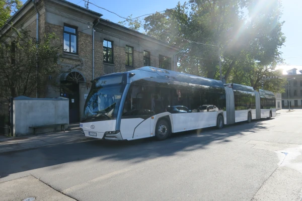 Электробус весом 40,5 тонны испытал узкие улицы Риги на маршруте из Вильнюса