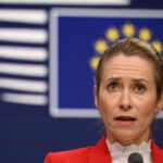 Кая Каллас выступает на фоне флага Европейского союза.