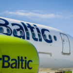 Самолет airBaltic на фоне ясного неба