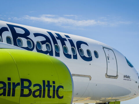 Самолет airBaltic на фоне ясного неба