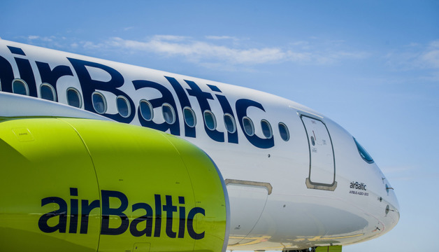 Самолет airBaltic на фоне ясного неба