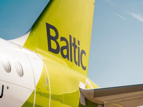 Хвостовая часть самолета airBaltic с фирменной зеленой окраской и логотипом Baltic.