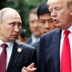 Владимир Путин и Дональд Трамп беседуют на встрече на открытом воздухе.