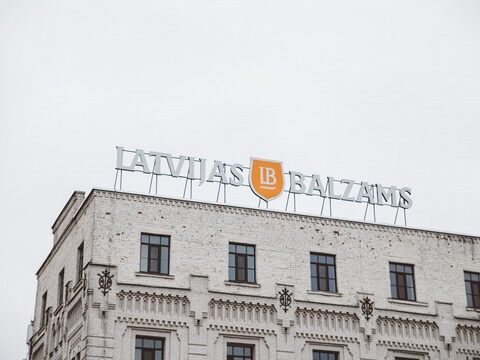 Здание с вывеской Latvijas Balzams на крыше.