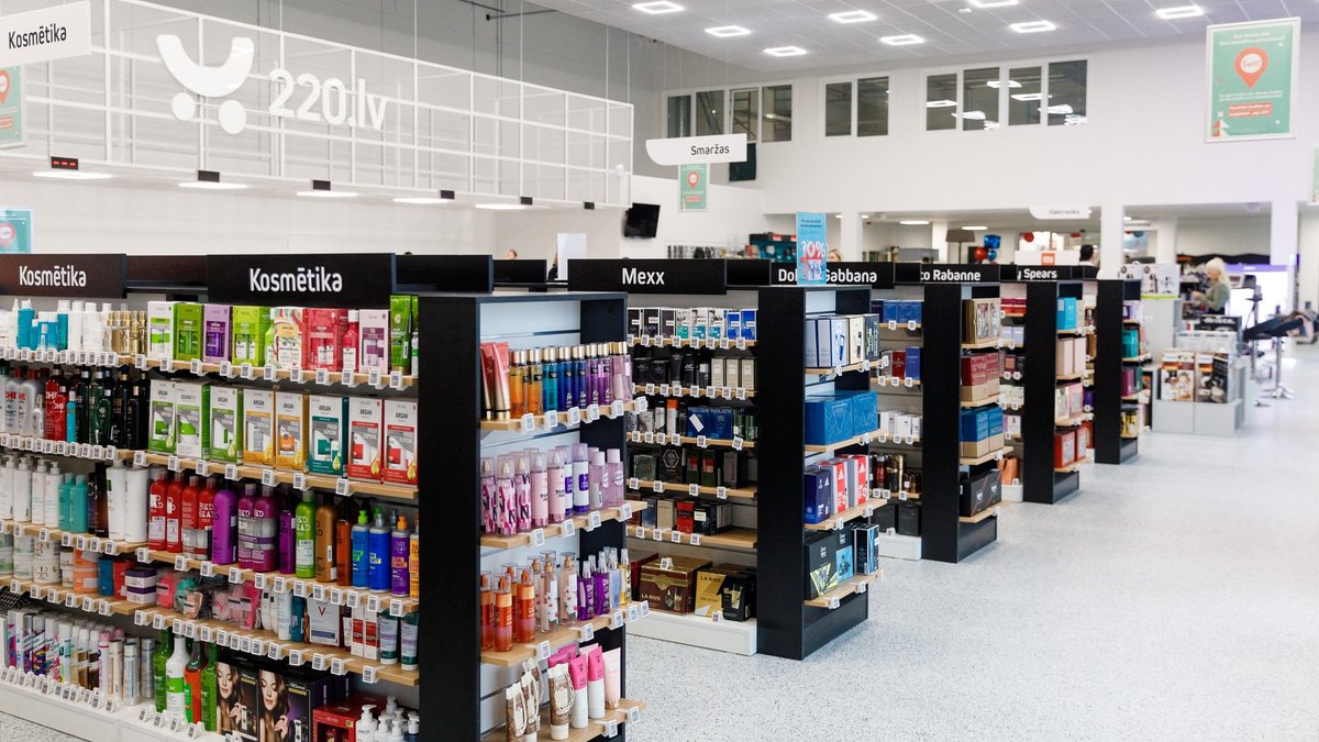Интерьер магазина 220.lv с полками косметики и витриной с брендингом 220.lv.