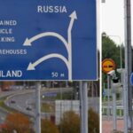 Пограничный дорожный знак с указателями на Россию и Финляндию.