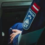 Нашивка полиции на форме сотрудника в салоне автомобиля.
