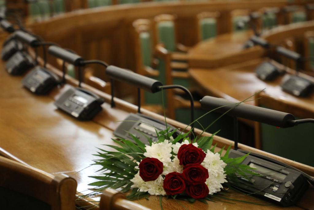 Цветы на столе в зале заседаний парламента.