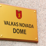 Табличка на здании Валкской думы с надписью «Valkas novada dome».