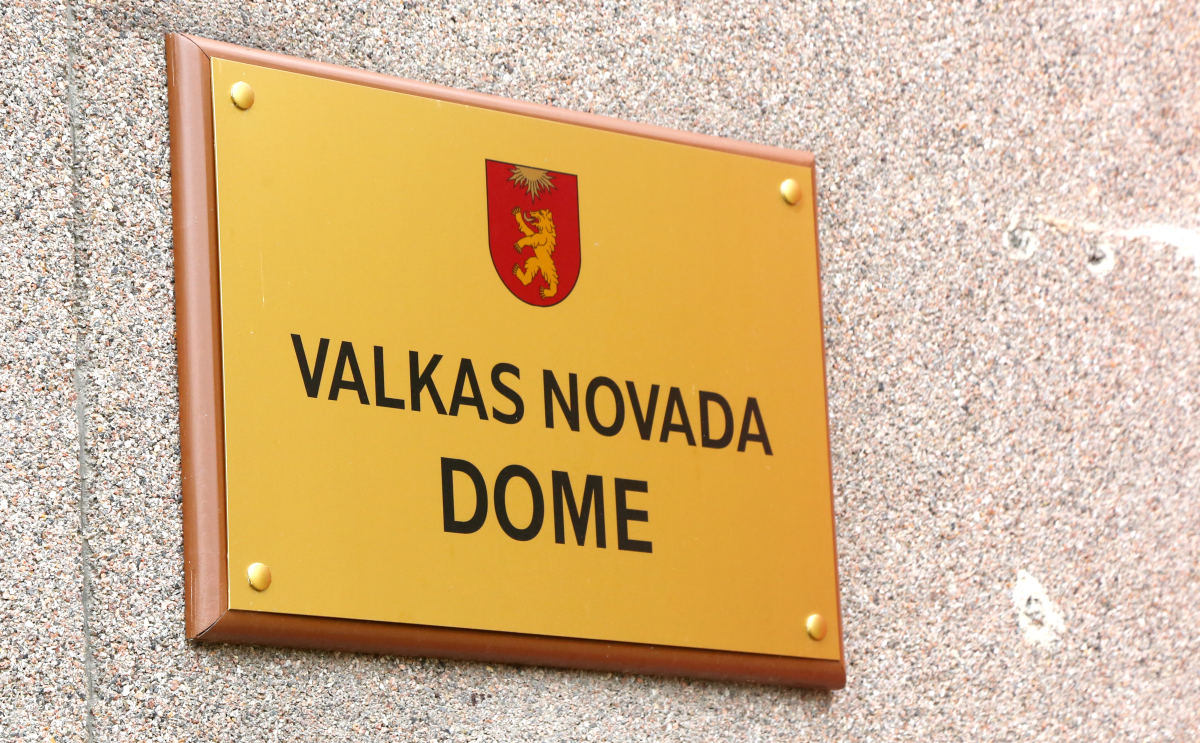 Табличка на здании Валкской думы с надписью «Valkas novada dome».
