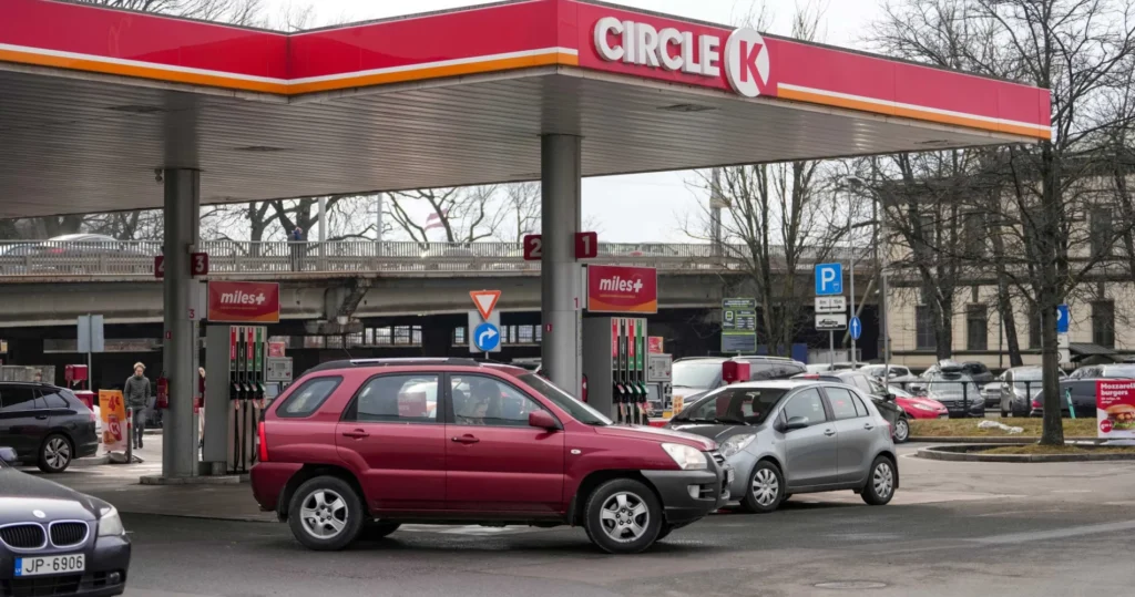 Автомобили заправляются на автозаправочной станции Circle K.