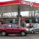 Автомобили заправляются на автозаправочной станции Circle K.